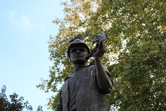 statue london pigeon